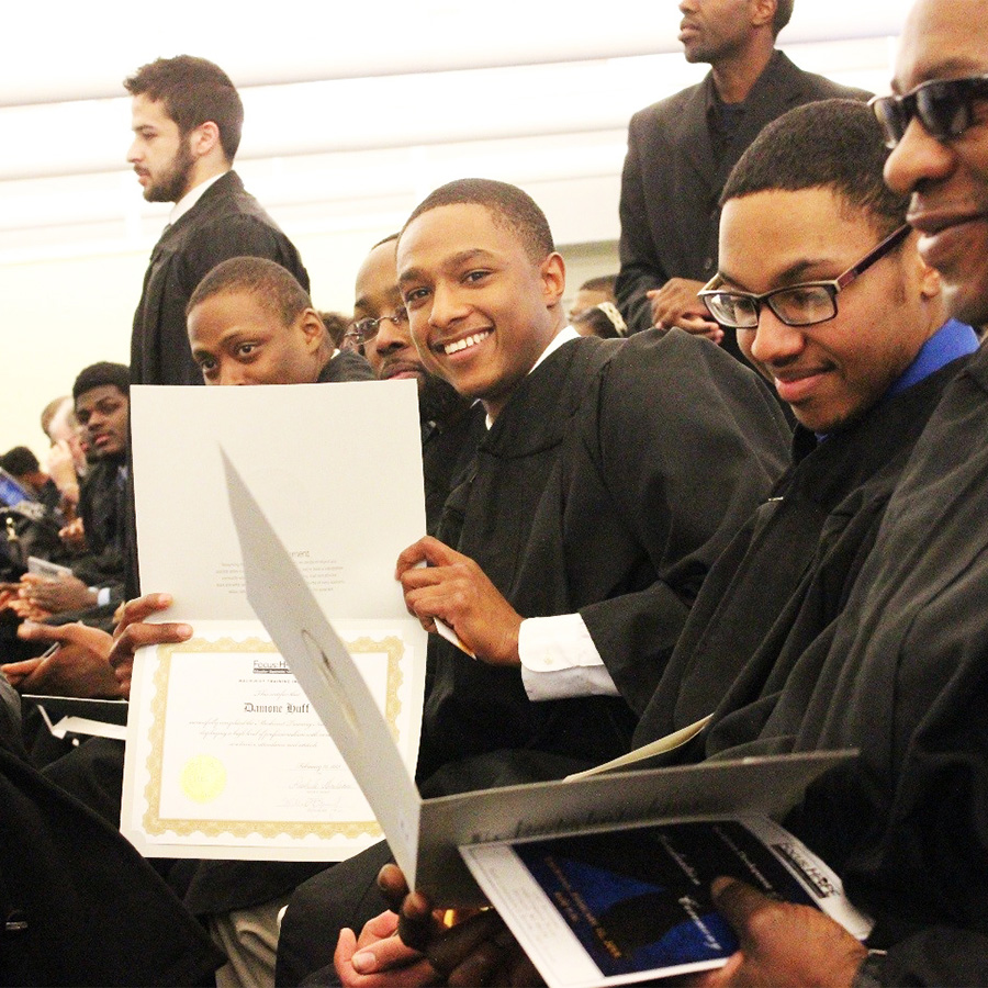Jóvenes en la ceremonia de graduación con diplomas