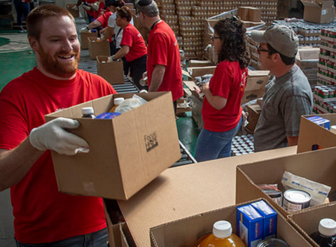 Voluntarios empacando cajas de alimentos en Focus Hope