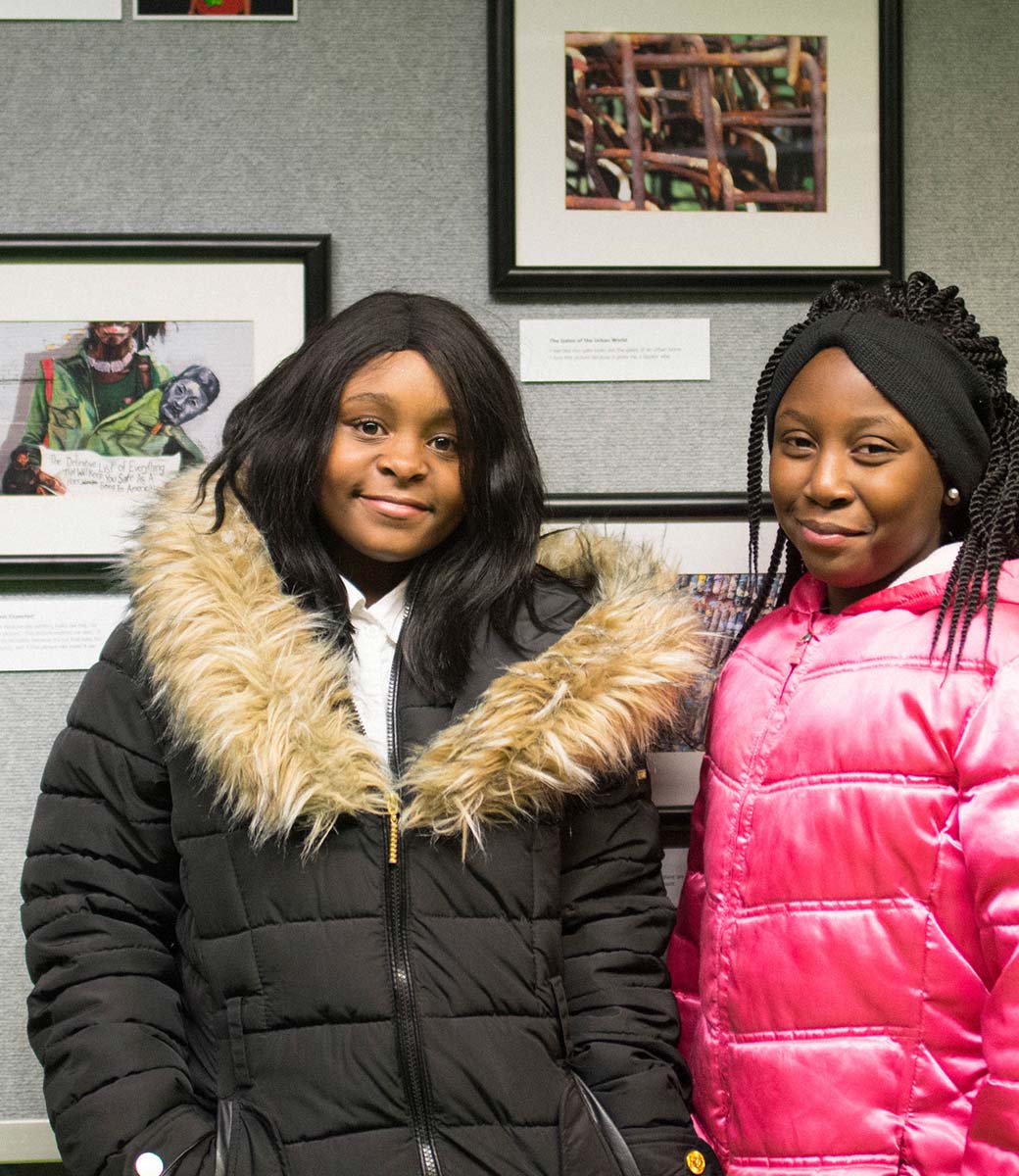 تنمية الشباب - امرأتان شابتان في معرض الصور